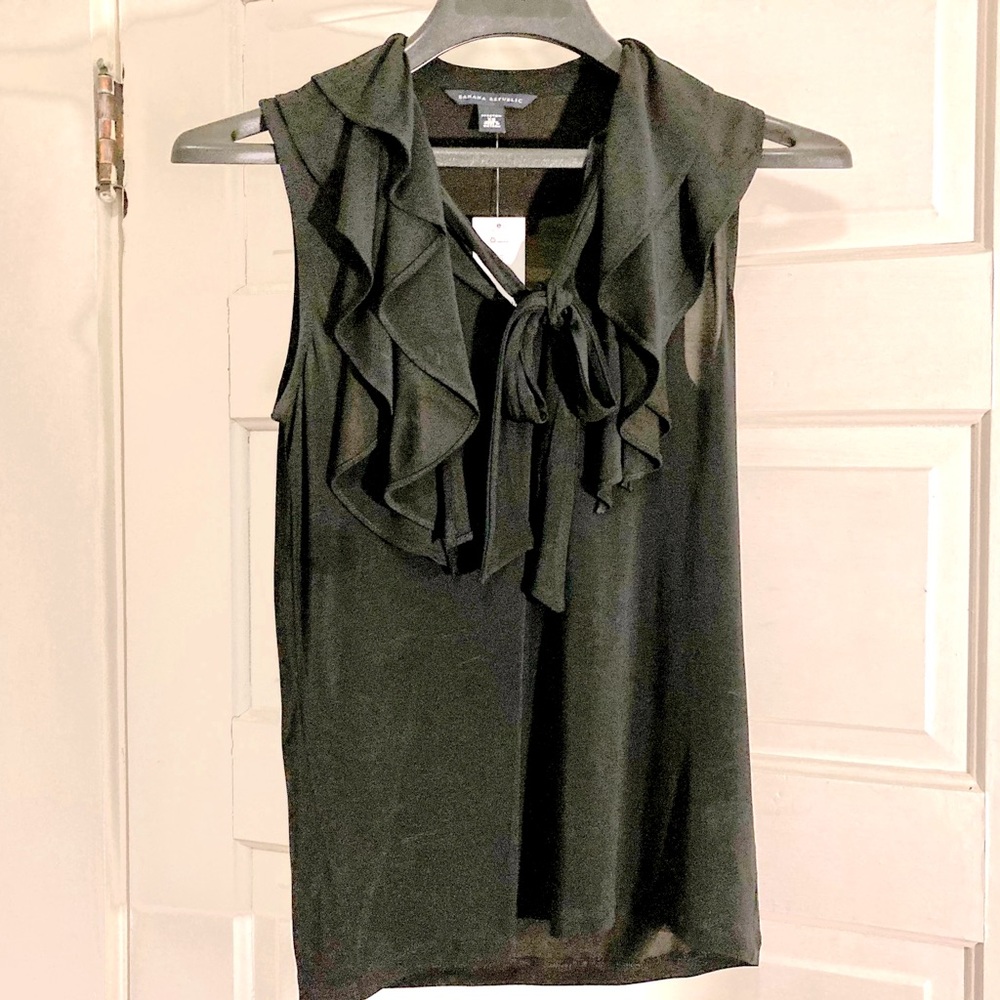 NWT  Banana Republic Blk Ruffled Sleeveless Blouse